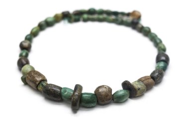 Huelva, İspanya - 7 Temmuz 2018: Bakır yaş cilalı malakit taş boncuklar ile yapılmış kolye. Beyaz arka plan üzerinde izole