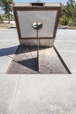 Antequera, İspanya - 10 Temmuz 2018: Michael Hoskin Solar saat Dolmen Menga Antequera içinde girişinde. 