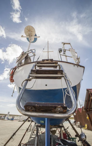 Poop Von Segelboot Auf Trocken Über Blauen Bewölkten Himmel Vertäut — Stockfoto