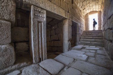 Arapça su Sarnıcı, Alcazaba Kalesi Kuzey girişte ziyaretçi. Merida,: Extremadura, Spain. İç görünüm