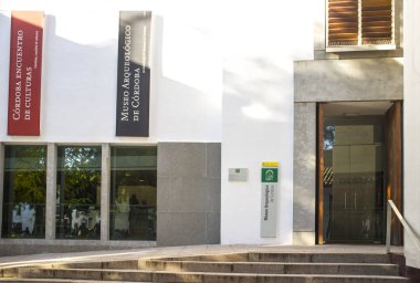 Cordoba, İspanya - 7 Aralık 2018: Arkeoloji Müzesi ana giriş Cordoba, Endülüs, İspanya