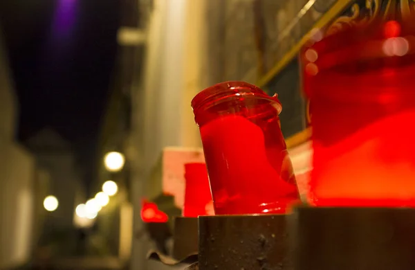 赤いキャンドル 夜に少し通り祭壇に添付 Capuchins コルドバ アンダルシア スペイン — ストック写真
