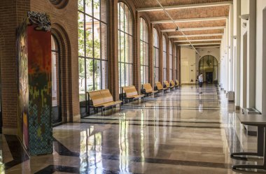 Madrid, İspanya - 13 Eylül 2018: Amerika'nın kapalı, Madrid, İspanya, Müzesi. Alt avlu Galeri