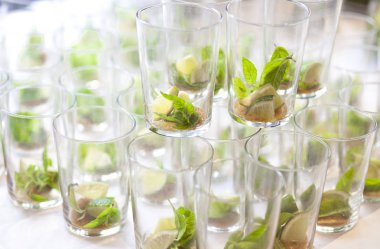 Mojito boş gözlük yeşil yaprakları, şeker ve limon ile. Düğün catering kavramı içecekler