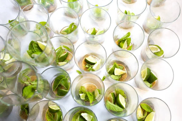 Mojito Copos Vazios Com Folhas Verdes Açúcar Limão Conceito Bebidas — Fotografia de Stock