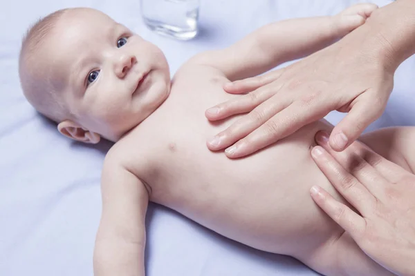 Massaggio Addominale Neonato Mesi Massaggiatrice Femminile Mani — Foto Stock