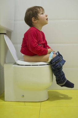 Seramik çocuk tuvalet kullanarak dalgın 3 yıl çocuk. Adapte küçük boy kase