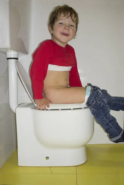 微笑3岁男孩使用陶瓷儿童厕所 适应小碗 — 图库照片