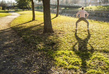 Kadının germe yapması Kent Parkı'nda sonbahar sezonu çalışmaları. Your 30s kavramında şeklinde olsun