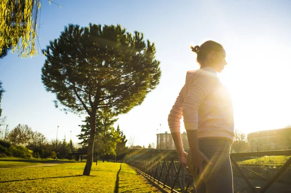 Kvinnan Gör Stretching Övningar Stadspark Höstsäsongen Komma Form Dina 30S — Stockfoto