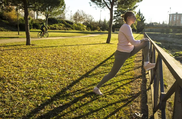 Mujer Haciendo Ejercicios Estiramiento Parque Urbano Temporada Otoño Ponte Forma — Foto de Stock