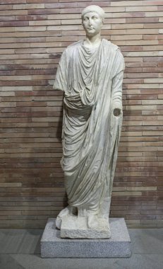 Merida, İspanya - 20 Aralık 2017: Toga bürünmüş rakam Tiberius succesor ve Augustus'un üvey oğlu. Ulusal Müzesi Roma sanat Merida, İspanya