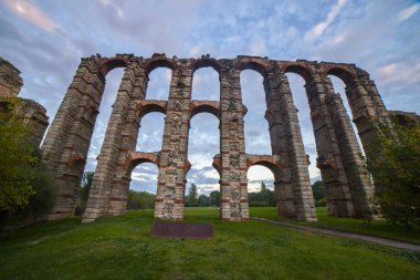 Roma su kemeri Los Milagros, Merida, İspanya. Batı Yakası gün batımında