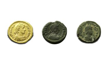 Merida, İspanya - 20 Aralık 2017: Theodosius üç sikke, Ulusal Müzesi Roma sanat Merida, İspanya. Beyaz bitti izole