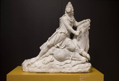 Cordoba, İspanya - 8 Eylül 2018: Heykel grubu Mithras Tautoktonos 2 C. Ac. arkeolojik Müzesi Cordoba, İspanya