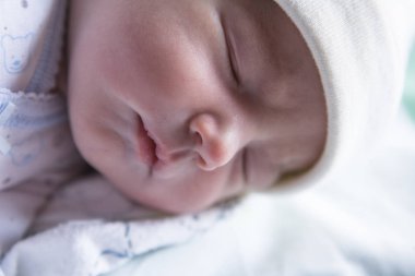 Birkaç günlük eski bebek yenidoğan uyuyor. Mellow uykulu yenidoğan Faz kavramı 