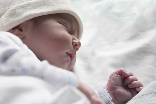 Pasgeboren Baby Slapen Zijde Positie Paar Uur Oude Baby Bij — Stockfoto