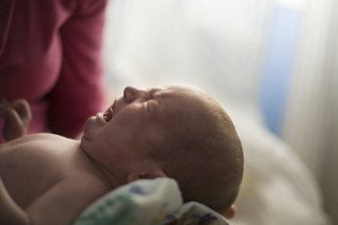 Yeni doğmuş bebek Anne kucağında ağlamaya. Nasıl iletişim bebekler kavramı