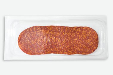 Dilimlenmiş Chorizo de Pamplona sürüsü. Açık arka plan üzerinde izole