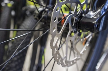 Disk fren Mtb bisiklet üzerinde monte. Portre. Seçici odak