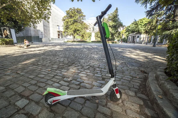 Dockless Elektrische Kick Scooters Uit Een Scooter Delen Systeem Geparkeerd — Stockfoto