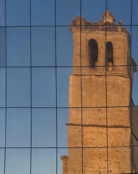 ペドロ アポストルの教区教会は ガラスの建物 モンティージョ バダホス スペインに反映されます エストレマドゥーラ州で農村目的地キー — ストック写真