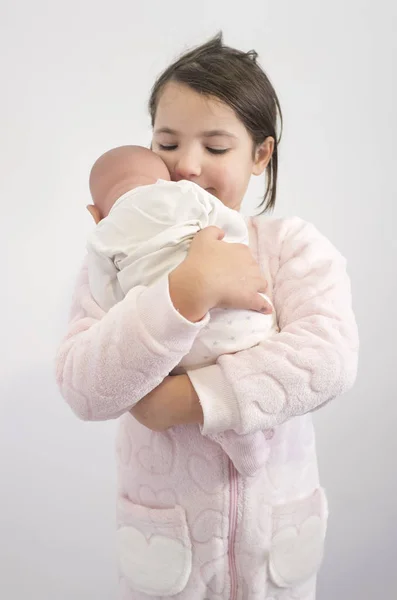 Jaar Meisje Haar Herboren Pop Liefdevol Houden Geïsoleerd Wit — Stockfoto