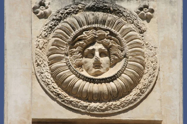 メリダのローマ地方フォーラムのメデューサのメダリオン 記念碑的なサイト スペイン エストレマドゥーラ州の柱廊玄関のまま — ストック写真