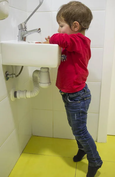 Barn Pojke Handtvätt Anpassad Skola Diskbänk Men Han Når Knappt — Stockfoto