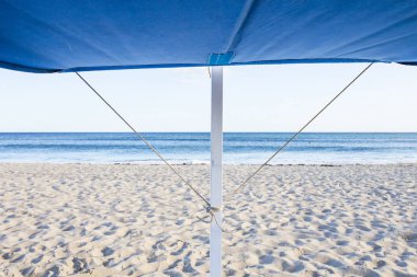 Plaj sandalyesi için tente yapısı. Plaj arka plan