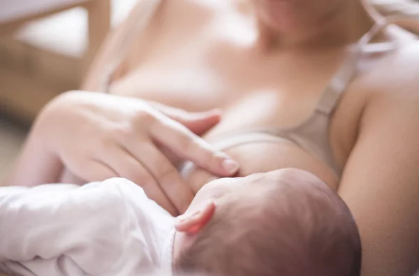 Madre Joven Que Usa Sostenes Lactancia Materna Durante Alimentación Enfoque —  Fotos de Stock