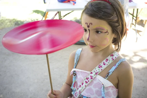 Rosto Pintado Menina Brincando Com Placa Fiação Conceito Brinquedos Clássicos — Fotografia de Stock