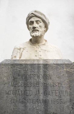 Cordoba, İspanya - 10 Temmuz 2018: Al-Ghafiqi büstü, 12. yüzyılda Belalcazar doğdu ve Cordoba 1165 öldü ünlü botanikçilerinden göz doktoru,