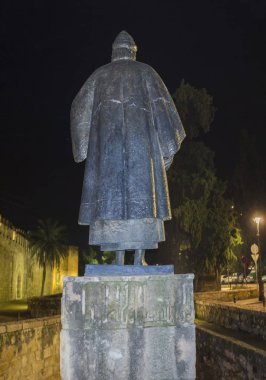 Cordoba, İspanya - 8 Aralık 2018: Heykel aben akarsu saat Hazan, botanikçilerinden Puerta de Sevilla, Arap Cordoba, İspanya, ünlü yazar