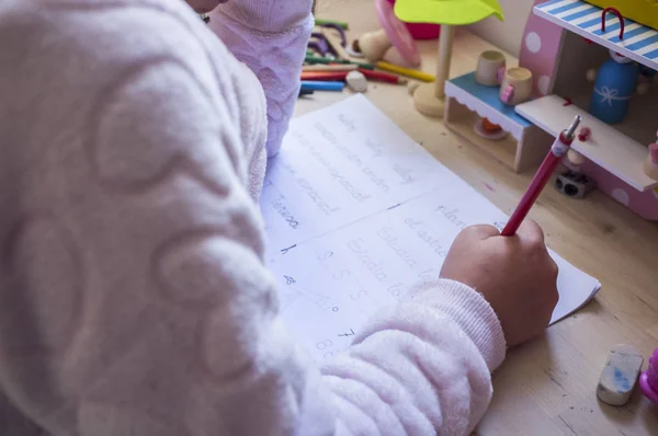 Yaşında Kız Çocuk Odasında Yazma Ödevi Çocuklar Kavramı Yazma Öğrenmek — Stok fotoğraf