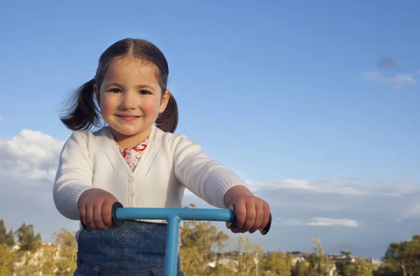 Menina Sorrindo Brincando Com Scooter Ela Está Olhando Diretamente Para — Fotografia de Stock