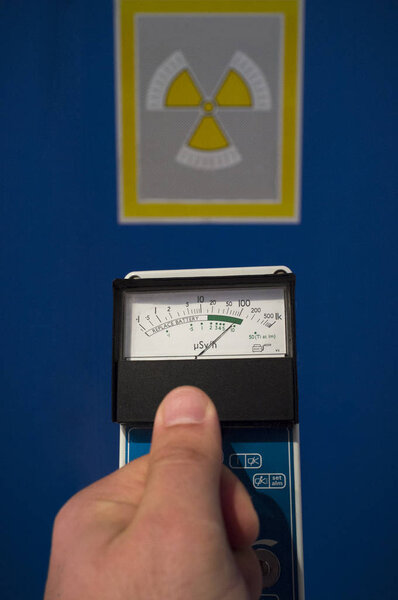 Ручное радиационное обследование приборов обнаружения высокой радиации. Ионизирующий символ радиационной опасности в качестве фона
