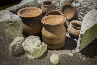Cordoba, İspanya - 7 Aralık 2018: Üreme Cordoba arkeolojik Müzesi, özgün cenaze urns ile İber bir mezar