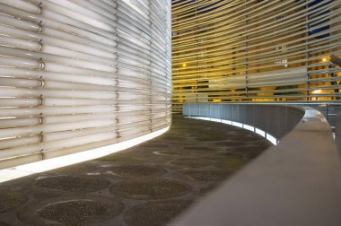 Badajoz, İspanya - 27 Ocak 2018: Kongre Merkezi Manuel Rojas geceleri. Jose Selgas ve Lucia Cano tarafından tasarlanan