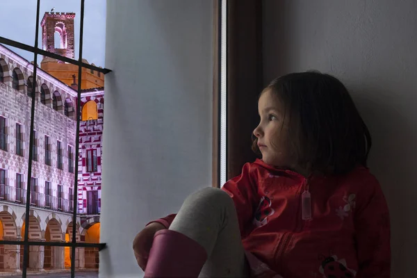 Niña Observando Plaza Alta Badajoz Sentada Alféizar Lleva Impermeable — Foto de Stock