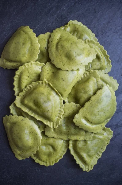 Mezzelune Pasta Fresca Verde Con Gorzonzola Mota Cebolla Caramelizada Primer —  Fotos de Stock