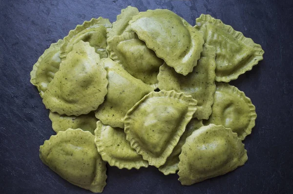 Mezzelune Pasta Fresca Verde Con Gorzonzola Mota Cebolla Caramelizada Primer —  Fotos de Stock