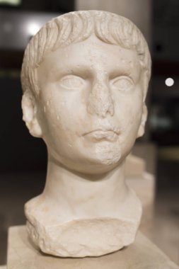 Madrid, İspanya - 11 Kasım 2017: Genç Nero Ulusal Arkeoloji Müzesi Madrid, Roma büstü