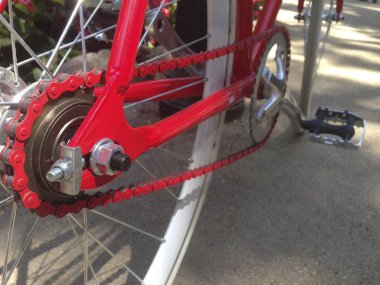 Kırmızı sabit vites bisiklet kentsel Garden'da Park. Portre