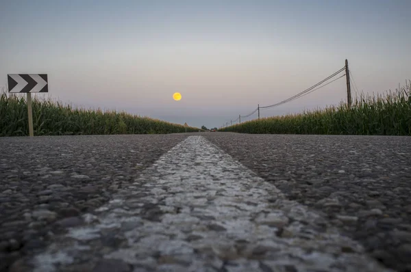 Coche Rojo Viajando Por Campos Maíz Con Luna Llena Atardecer — Foto de Stock