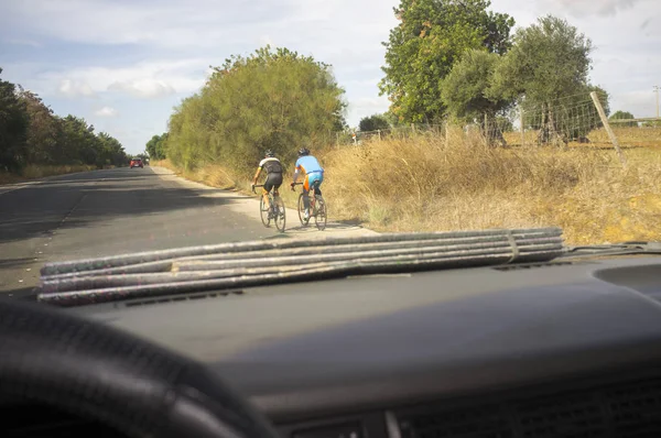 Conduire Lentement Derrière Deux Cyclistes Sur Route Campagne Vue Intérieur — Photo