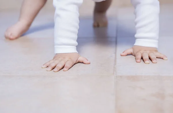 Baby Pojke Praktiken Kryper För Första Gången Baby Milstolpe Koncept — Stockfoto