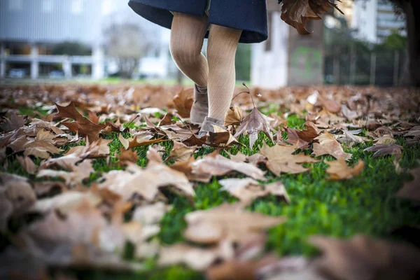 Mädchen Läuft Park Über Umgefallenen Laubteppich Herbst Und Kinderkonzept — Stockfoto