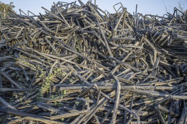 Terk edilmiş damla sulama kasetleri yetiştirme alanı yakın yığını. Tarımsal atıkların kavramı