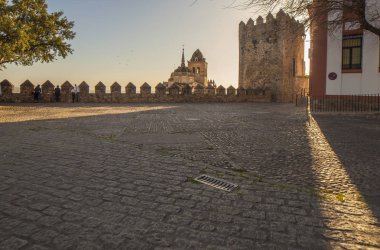 St Maria kiliseden Tapınakçılar kale, Jere gözlemleyerek turist